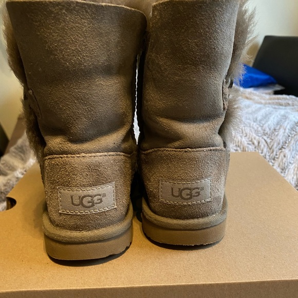 Ugg boot excellent condition size 12 - Picture 3 of 5
